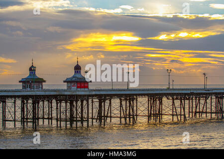 Blackpool, Lancashire, Regno Unito Meteo. Il 1° febbraio 2017. Tramonto sul molo nord. I focolai di pioggia sono attesi per tutta la notte e sarà accompagnata da forti venti troppo, soprattutto lungo la costa. Credito; MediaWorldImages/AlamyLiveNews Foto Stock