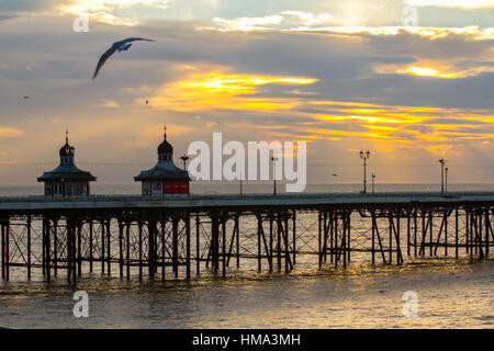 Blackpool, Lancashire, Regno Unito Meteo. Il 1° febbraio 2017. Tramonto sul molo nord. I focolai di pioggia sono attesi per tutta la notte e sarà accompagnata da forti venti troppo, soprattutto lungo la costa. Credito; MediaWorldImages/AlamyLiveNews Foto Stock