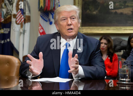 Washington, Stati Uniti d'America. Il 1° febbraio 2017. Il Presidente degli Stati Uniti, Trump parla durante una riunione su African American History mese, nella sala Roosevelt della Casa Bianca di Washington, DC, Stati Uniti d'America. Credito: Michael Reynolds/Piscina via CNP /MediaPunch/ALamy Live News Foto Stock