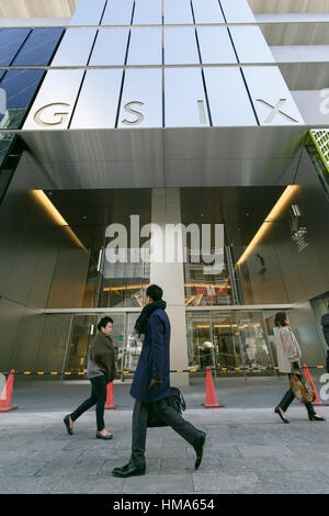 Tokyo, Giappone. 2° febbraio 2017. I pedoni a piedi passato il nuovo complesso commerciale Ginza sei il 2 febbraio 2017 a Tokyo, in Giappone. Ginza sei è impostata in modo da essere Ginza il più grande complesso commerciale costruito su terreni precedentemente occupata dalla Matsuzakaya Department Store in Chuo-dori (la principale via dello shopping di Ginza. Il nuovo edificio incorpora il lusso di marche internazionali negozi come Celine, Dior e Fendi, boutique e ristoranti. Il complesso sarà aperto agli acquirenti il 20 aprile 2017. Credito: Rodrigo Reyes Marin/AFLO/Alamy Live News Foto Stock