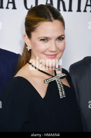 In California, Stati Uniti d'America. Il 1 febbraio 2017. Drew Barrymore 050 arrivando a Santa Clarita dieta Premiere presso il Teatro Arclight inLos Angeles. Il 1 febbraio 2017. Credito: Gamma-USA/Alamy Live News Foto Stock