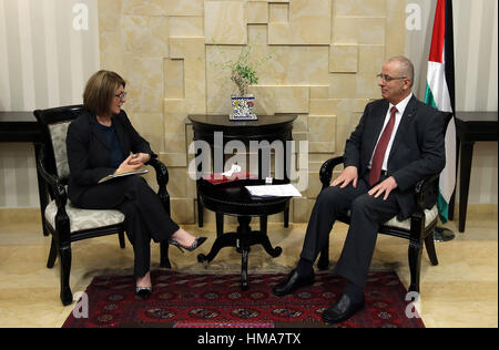 Ramallah, West Bank, Territorio palestinese. 2° febbraio 2017. Il Primo Ministro palestinese Rami Hamdallah incontra una delegazione del Fondo monetario internazionale, in Cisgiordania città di Ramallah il 2 febbraio 2017 Credit: Primo Ministro Ufficio APA/images/ZUMA filo/Alamy Live News Foto Stock