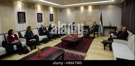 Ramallah, West Bank, Territorio palestinese. 2° febbraio 2017. Il Primo Ministro palestinese Rami Hamdallah incontra una delegazione del Fondo monetario internazionale, in Cisgiordania città di Ramallah il 2 febbraio 2017 Credit: Primo Ministro Ufficio APA/images/ZUMA filo/Alamy Live News Foto Stock