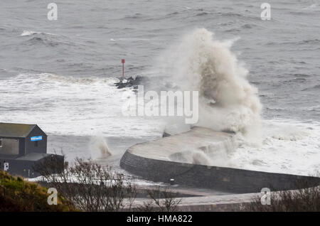 Lyme Regis, Dorset, Regno Unito. Regno Unito Meteo. Onde tempestose mantecato da gales smash nello storico porto di Cobb muro a Lyme Regis nel Dorset, creando enormi spruzzi. Foto di Graham Hunt/Alamy Live News Foto Stock
