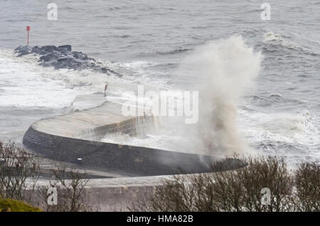 Lyme Regis, Dorset, Regno Unito. Regno Unito Meteo. Onde tempestose mantecato da gales smash nello storico porto di Cobb muro a Lyme Regis nel Dorset, creando enormi spruzzi. Foto di Graham Hunt/Alamy Live News Foto Stock