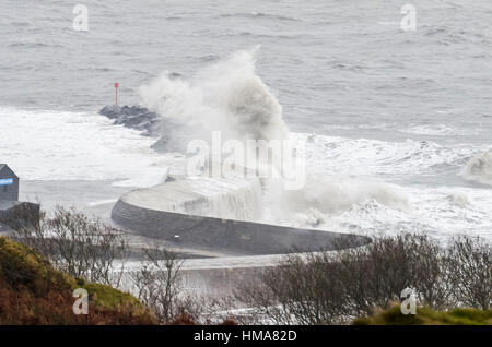 Lyme Regis, Dorset, Regno Unito. Regno Unito Meteo. Onde tempestose mantecato da gales smash nello storico porto di Cobb muro a Lyme Regis nel Dorset, creando enormi spruzzi. Foto di Graham Hunt/Alamy Live News Foto Stock