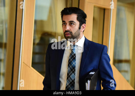 Edimburgo, Scozia, Regno Unito. 2° febbraio 2017. Scottish Ministro dei trasporti Humza Yousaf sul modo di Primo Ministro di domande al parlamento scozzese, precedendo la fase cruciale 1 dibattito di bilancio più tardi nel giorno, Credito: Ken Jack/Alamy Live News Foto Stock