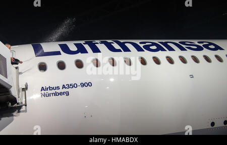 Monaco di Baviera, Germania. 02Feb, 2017. Il Sindaco di Norimberga Ulrich Maly battezza la nuova Lufthansa Airbus A350-900 di aeromobili con una bottiglia di spumante in Monaco di Baviera, Germania, il 02 febbraio 2017. Il velivolo è stato presentato nella bavarese capitale dello stato accanto alla sua roll-in. Foto: Peter Kneffel/dpa/Alamy Live News Foto Stock