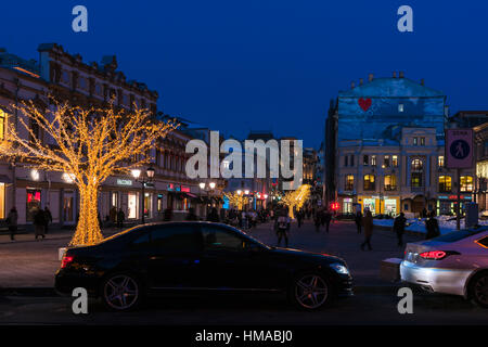 Mosca, Russia. Giovedì 2 febbraio 2017. Inverno street light festival è ancora in corso in città. Strade e piazze sono decorate con brillanti alberi artificiali e installazioni di luce. Shining alberi lungo Kuznetsky most (fabbro) bridge street. © Alex Immagini/Alamy Live News Foto Stock