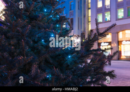 Mosca, Russia. Giovedì 2 febbraio 2017. Inverno street light festival è ancora in corso in città. Strade e piazze sono decorate con brillanti alberi artificiali e installazioni di luce. Naturale di alberi di abete rosso decorato con blu e bianco Natale luci lungo Kuznetsky most (fabbro) bridge street. © Alex Immagini/Alamy Live News Foto Stock