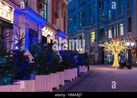 Mosca, Russia. Giovedì 2 febbraio 2017. Inverno street light festival è ancora in corso in città. Strade e piazze sono decorate con brillanti alberi artificiali e installazioni di luce. Naturale di alberi di abete rosso decorato con blu e bianco Natale luci lungo Kuznetsky most (fabbro) bridge street. Shining albero artificiale in background. © Alex Immagini/Alamy Live News Foto Stock