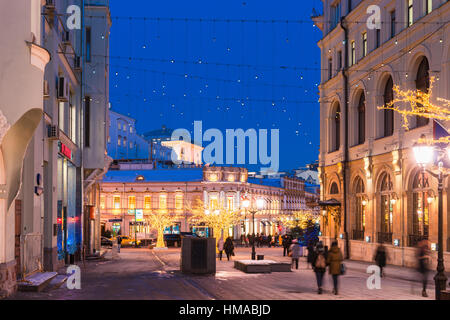 Mosca, Russia. Giovedì 2 febbraio 2017. Inverno street light festival è ancora in corso in città. Strade e piazze sono decorate con brillanti alberi artificiali e installazioni di luce. Allegramente decorate Kuznetsky most (fabbro) bridge street. Shining alberi artificiali installati lungo la strada. © Alex Immagini/Alamy Live News Foto Stock