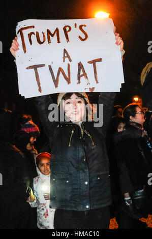 Belfast, Irlanda del Nord. 02 Feb 2017 - Una folla di circa trecento persone si sono radunate presso di noi consolato generale a Belfast per protestare contro la presidenza di Donald Trump. Foto Stock