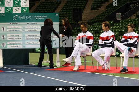 Tokyo, Giappone. 2° febbraio 2017. Il team francese Captain Yannick Noah (C), Richard Gasquet (seconda R) e Gilles Simon (R) assistere ad un evento di disegno della Coppa Davis World Group primo round partite di tennis tra il Giappone e la Francia che si terrà il 3 febbraio a 5 a Tokyo il giovedì, 2 febbraio 2017. In Giappone il top player Kei Nishikori, si è classificato quinto nel mondo non potranno giocare i giochi. Credito: Yoshio Tsunoda/AFLO/Alamy Live News Foto Stock