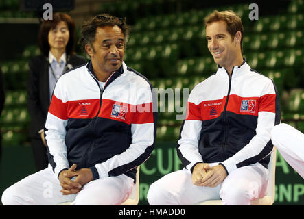 Tokyo, Giappone. 2° febbraio 2017. Il team francese Captain Yannick Noah (L) sorrisi con Richard Gasquet come essi partecipare ad un evento di disegno della Coppa Davis World Group primo round partite di tennis tra il Giappone e la Francia che si terrà il 3 febbraio a 5 a Tokyo il giovedì, 2 febbraio 2017. In Giappone il top player Kei Nishikori, si è classificato quinto nel mondo non potranno giocare i giochi. Credito: Yoshio Tsunoda/AFLO/Alamy Live News Foto Stock