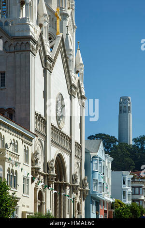 Santi Pietro e Paolo facciata della chiesa e Torre Coit, San Francisco, California USA Foto Stock