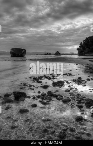 Naufragio sulla spiaggia a Sud Corfu Grecia Europa in bianco e nero. Foto Stock