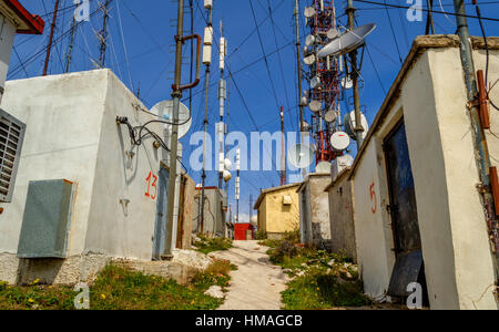 Antenne per telecomunicazioni sulla montagna di Corfu Grecia Europa. Foto Stock