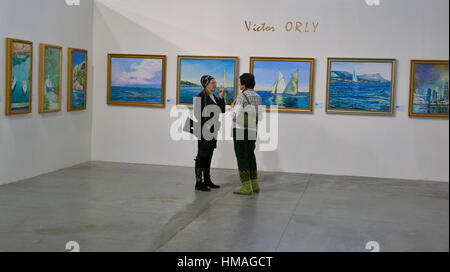 KIEV, UCRAINA - 22 febbraio: visitatori visitare Victor ORLY (Guennadi GREBNIOV) galleria durante il IV Arte Ucraina mostra in Arsenale Mysteskyi presentano Foto Stock