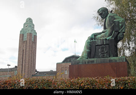 Statua di scrittore Aleksis Kivi e Helsinki Stazione Centrale Piazza della Stazione, Helsinki, Finlandia Foto Stock