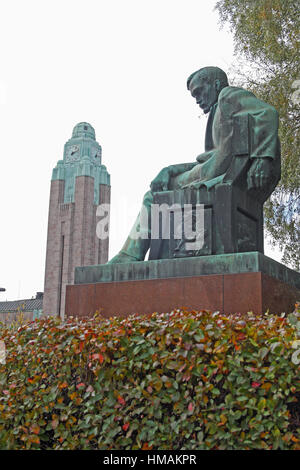 Statua di scrittore Aleksis Kivi e Helsinki Stazione Centrale Piazza della Stazione, Helsinki, Finlandia Foto Stock