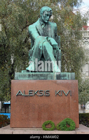 Statua dello scrittore Aleksis Kivi, Piazza ferroviaria (Rautatientori), Helsinki, Finlandia Foto Stock