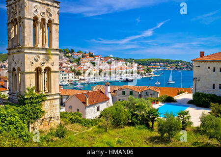 Storico di architettura di Hvar e vista sul lungomare, Dalmazia, Croazia Foto Stock