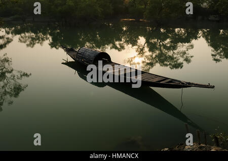 Tradizionale barca da pesca nel delta del Gange fiume nella giungla della sundarbans national park in India Foto Stock