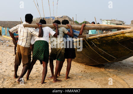 Rimozione dei pescatori barca dal mare su una spiaggia di sabbia in Orissa, India Foto Stock