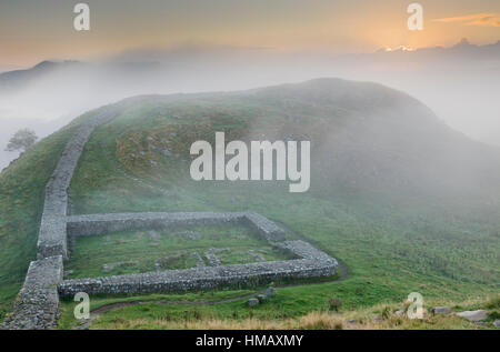 Il Vallo di Adriano: Milecastle 39 al Castello di Nick in una nebbiosa mattina autunnale Foto Stock