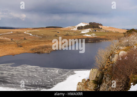 Il Vallo di Adriano: un inverno vista guardando ad est attraverso falesia Lough e a balze Hotbank, visto dal percorso fino a balze Highshield Foto Stock
