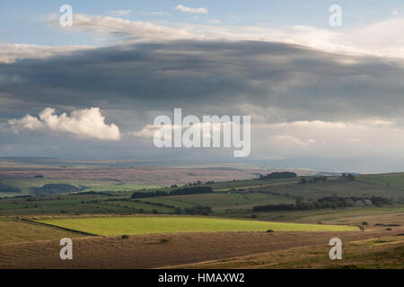 Parete di Adriano: la vista a sud da balze Highshield, guardando attraverso il Sud Tyne valley verso le colline del North Pennines Foto Stock