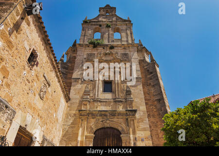 Basso angolo vista del campanile a vela di San Blas Convento, Cifuentes, Guadalajara, Castilla la Mancha, in Spagna. Foto Stock