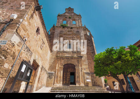 Basso angolo vista del campanile a vela di San Blas Convento, Cifuentes, Guadalajara, Castilla la Mancha, in Spagna. Foto Stock