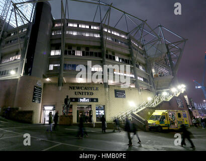 Tifosi arrivano prima che il cielo di scommessa match del campionato a St James Park, Newcastle. Foto Stock