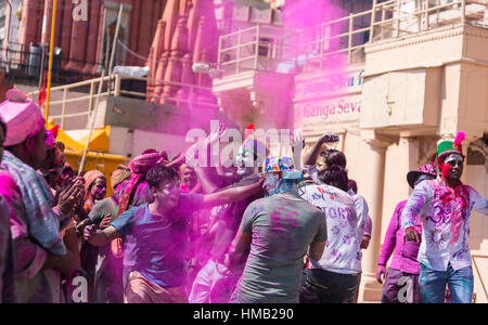 La gente di gettare polvere colorata, Holi festival, Varanasi, Uttar Pradesh, India Foto Stock