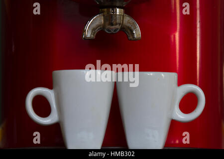 Red macchina espresso con due tazze Foto Stock