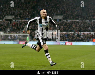 Newcastle United Shelvey Jonjo punteggio celebra il suo lato del primo obiettivo del gioco durante il cielo di scommessa match del campionato a St James Park, Newcastle. Foto Stock