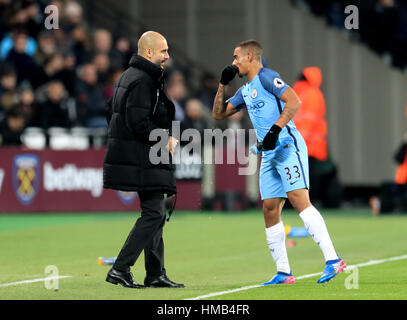 Manchester City's Gabriel Gesù (destra) parla con il Manchester City manager Pep Guardiola (sinistra) durante il match di Premier League a Londra Stadium. Foto Stock