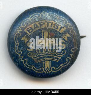 Bottone PINBACK con scritta "Baptist" e un dispositivo con croce Battista e stemma corona, in blu e bianco, 1920. Foto Stock