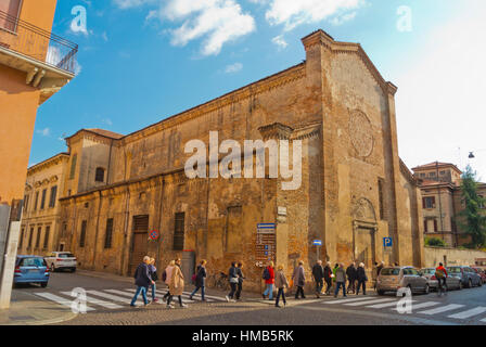 Gruppo turistico, passeggiate in via Acerbi, Mantova, Lombardia, Italia Foto Stock