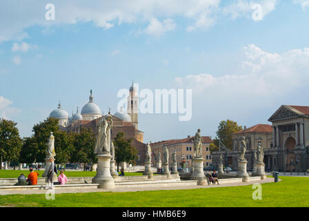 Piazza Prato della Valle, con San Giustia chiesa, Padova, Veneto, Italia Foto Stock