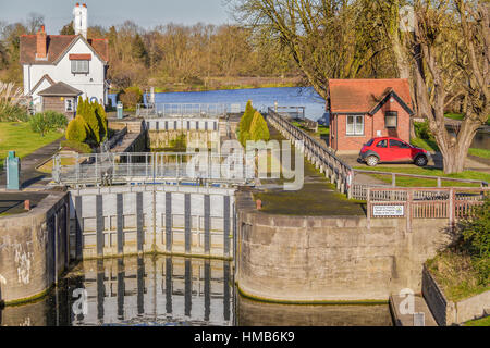 Bloccare i cancelli e bloccare il detentore House Goring on Thames Regno Unito Foto Stock