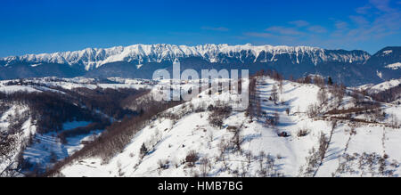 Paesaggio invernale in montagna, Piatra Craiului massiccio, Carpazi romeni visto da Rucar-Bran autostrada Foto Stock