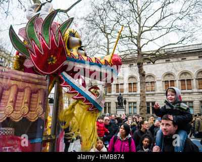 La folla e il drago cinese, China Town, Londra, Inghilterra Foto Stock