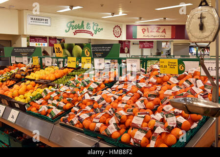 Prodotti freschi di frutta e verdura in vendita in un supermercato UK Foto Stock