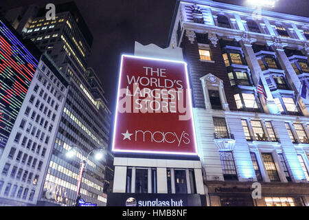 I grandi magazzini Macy di notte, Herald Square, New York Foto Stock