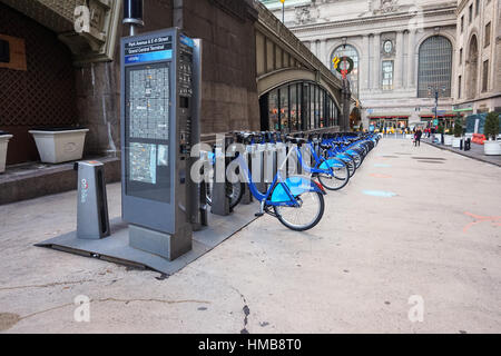 Il Citi bike bicicletta schema di condivisione nella città di New York - al di fuori della stazione Grand Central Terminal Foto Stock