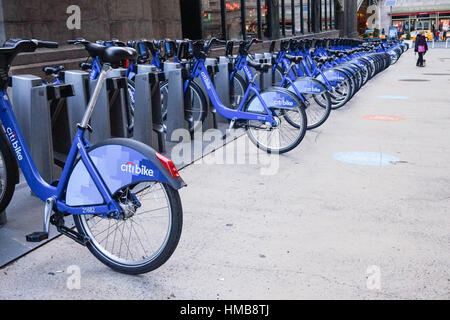 Il Citi bike bicicletta schema di condivisione nella città di New York - al di fuori della stazione Grand Central Terminal Foto Stock