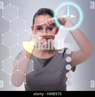 Imprenditrice premendo i pulsanti virtuali nel concetto di business Foto Stock
